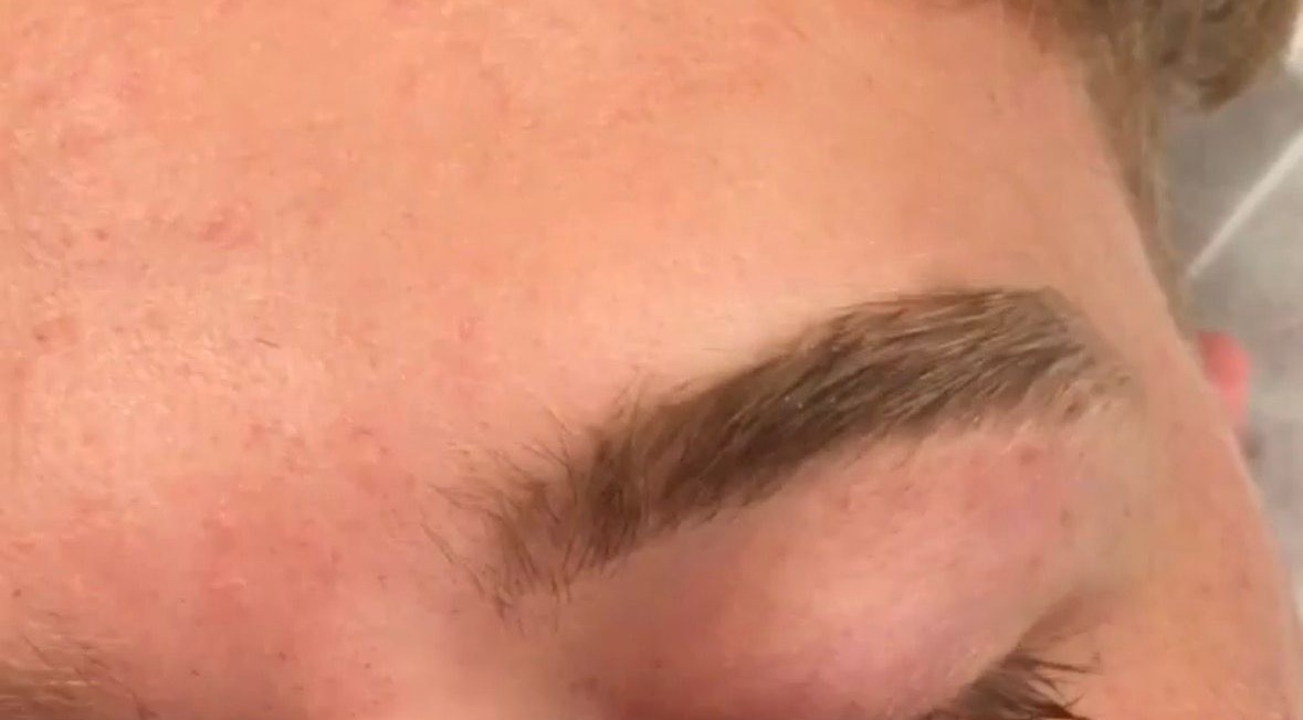 Sourcil après teinture